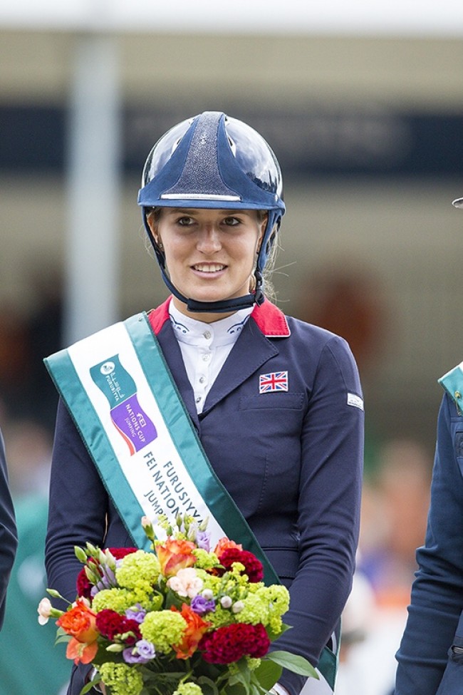 Jessica Mendoza à la remise des prix avec casque Antarès