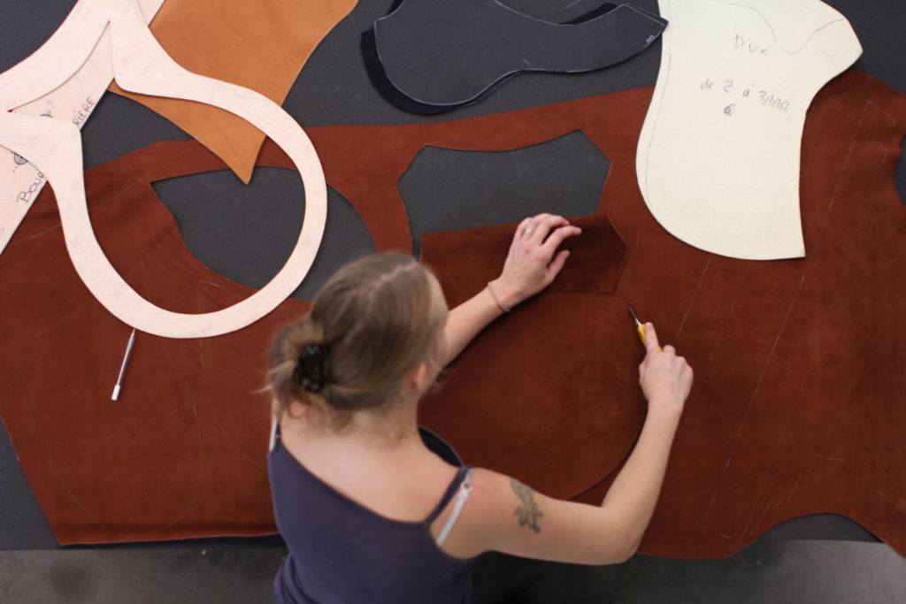 Etapes de fabrication d'une selle sur-mesure d'équitation en cuir faites en France