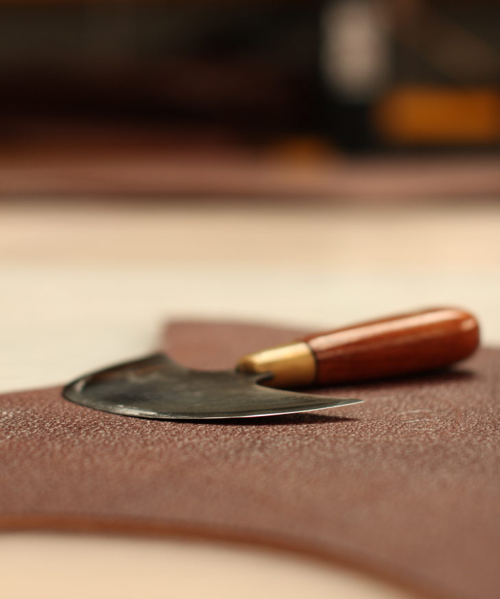 Cuir français pour la création des selles sur mesure Antarès sellier