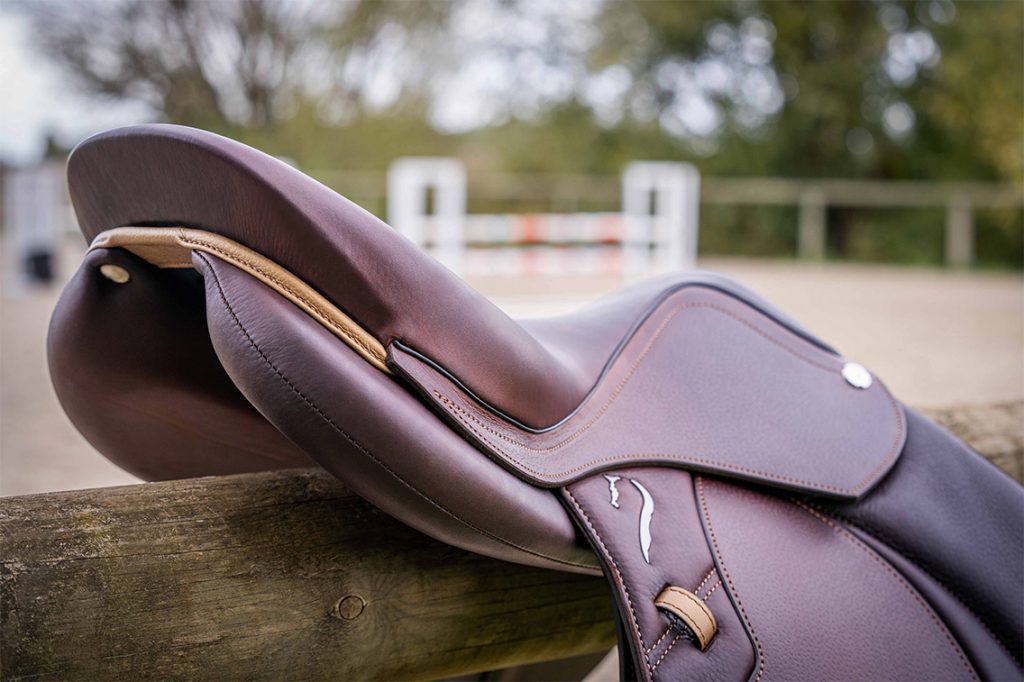 Der Reitsattel Extra Contact hat eine flache Sitzfläche, die dem Reiter mehr Kontakt mit dem Pferd ermöglicht, und bietet außerdem eine große Beweglichkeit in der Position für ein unvergleichliches Erlebnis.