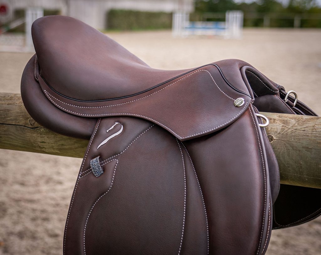 Der Reitsattel Extra Contact hat eine flache Sitzfläche, die dem Reiter mehr Kontakt mit dem Pferd ermöglicht, und bietet außerdem eine große Beweglichkeit in der Position für ein unvergleichliches Erlebnis.